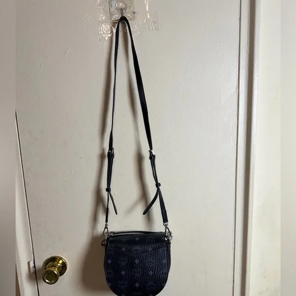 MCM Patricia shoulder bag in black Visetos monogram - Picture 3 of 15